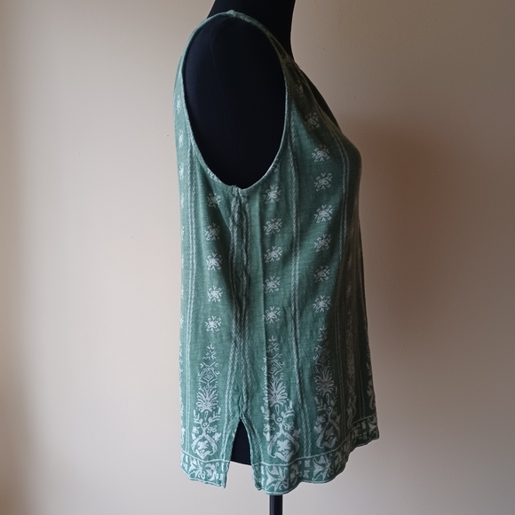 🍀 Lucky Brand Sleeveless Top Size M Green and Cream Floral Butterfly Pattern - Picture 5 of 12